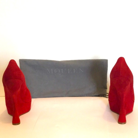 Alexander McQueen red suede curved wedges. - Picture 5 of 6